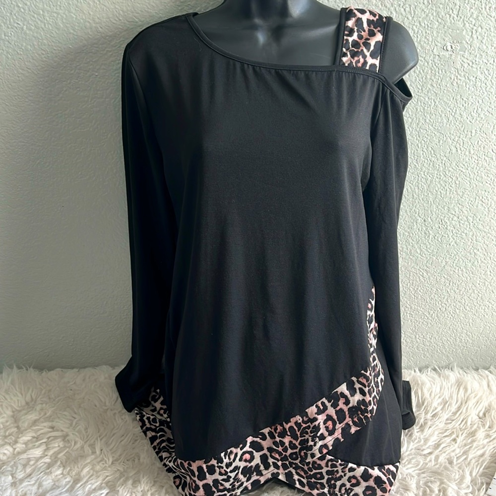 Long sleeve, black and leopard style top